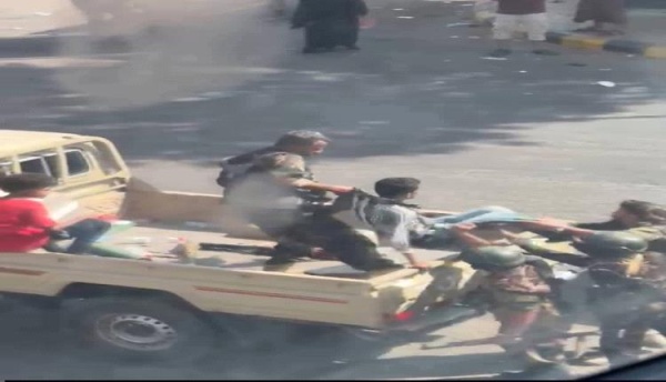 مسؤول مقرب من العليمي وراء أعمال القمع والانتهاكات المشينة بحق المتظاهرين السلميين مسؤول مقرب من العليمي وراء أعمال القمع والانتهاكات المشينة بحق المتظاهرين السلميين