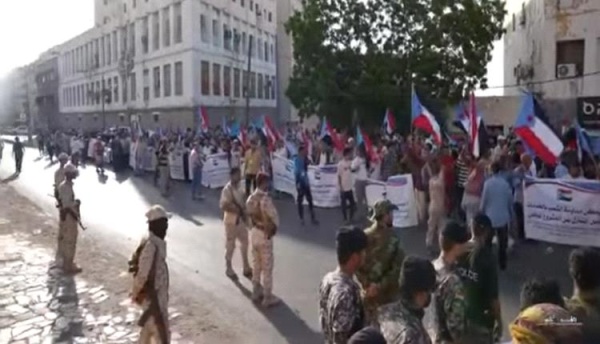 وقفة احتجاجية حاشدة في المعلا بعدن تندد بانهيار الخدمات وانقطاع الكهرباء صور وقفة احتجاجية حاشدة في المعلا بعدن تندد بانهيار الخدمات وانقطاع الكهرباء صور