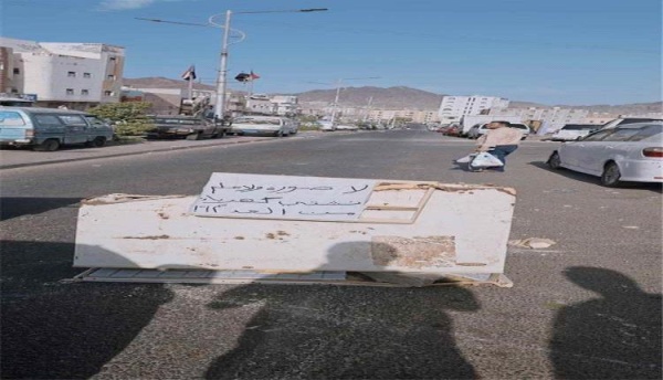 احتجاجات شعبية تشل الحركة جزئيا في المعلا وكريتر احتجاجات شعبية تشل الحركة جزئيا في المعلا وكريتر