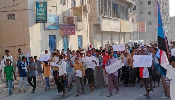 مسيرة غاضبة في سيئون تندد بتدهور الخدمات وتطالب بخروج قوات الطوارئ اليمنية