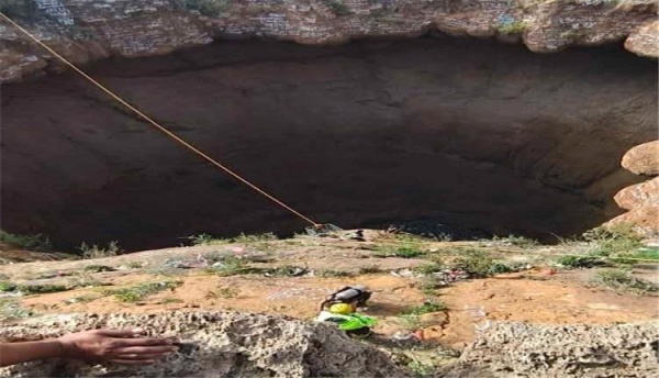 بعد ساعات من البحث الدفاع المدني يعثر على جثمان القعقاع بن عنتر في فوهة بركانية بالضالع