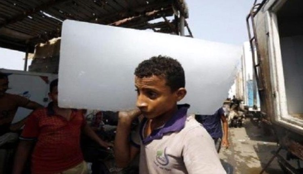 نتيجة الحر وانقطاع الكهرباء الثلج سلعة أهم من الغذاء غربي اليمن