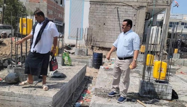 مدير عام المنصورة يتفقد مشروع استكمال بناء مكاتب السلطة المحلية بالمديرية