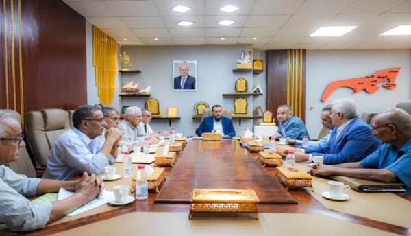 بحضور مندوب السلطة المحلية والمحافظ إجراء عملية الاستلام بين مدير عام الضرائب الجديد والسابق