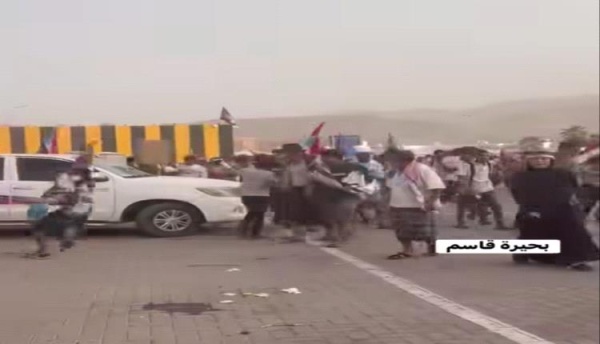 قوات أمنية تفتح النار بصورة كثيفة على الحشود في مليونية رفض الاحتلال والوصاية بساحة العروض قوات أمنية تفتح النار بصورة كثيفة على الحشود في مليونية رفض الاحتلال والوصاية بساحة العروض