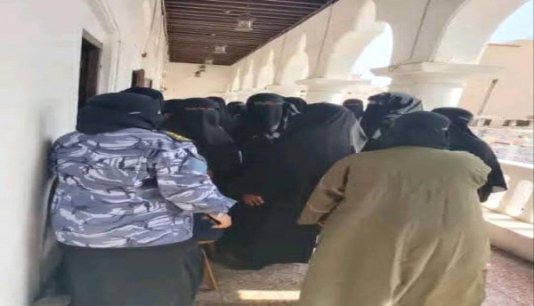 ادوات القمع والوصاية تهاجم ساحة الأحتفال في المكلا وتعتدي على النسوة المشاركات بيوم الأرض ادوات القمع والوصاية تهاجم ساحة الأحتفال في المكلا وتعتدي على النسوة المشاركات بيوم الأرض