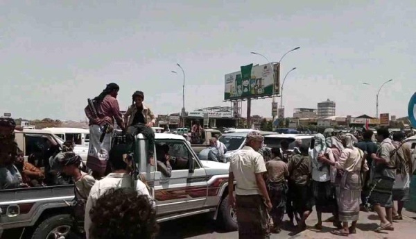 انسحاب الحشود القبلية من ساحة العروض بعد تلقي ضمانات انسحاب الحشود القبلية من ساحة العروض بعد تلقي ضمانات