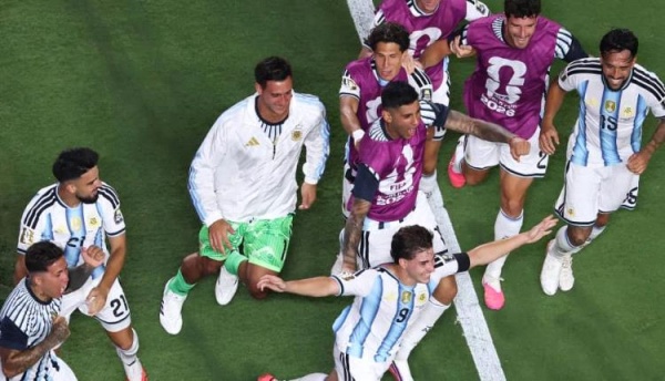 ألفاريز يعادل مارادونا ويقترب من عرش ميسي