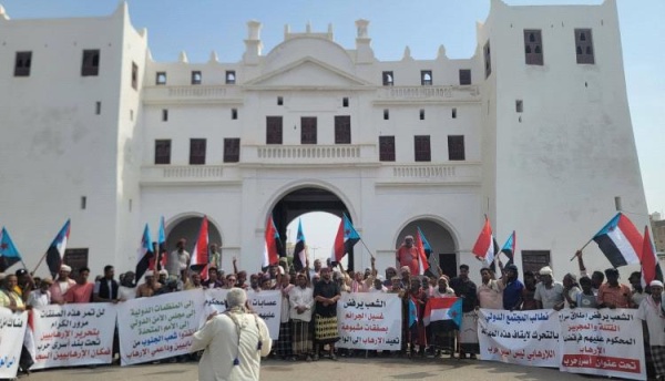 من المكلا إلى الشحر حضرموت تواصل التصعيد ضد إدراج مدانين بالإرهاب في صفقة الأسرى من المكلا إلى الشحر حضرموت تواصل التصعيد ضد إدراج مدانين بالإرهاب في صفقة الأسرى