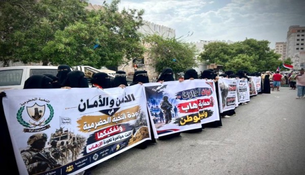وقفات الغضب تحاصر سلطات الأمر الواقع في الجنوب رفضا للوصاية وسوء الخدمات وقفات الغضب تحاصر سلطات الأمر الواقع في الجنوب رفضا للوصاية وسوء الخدمات
