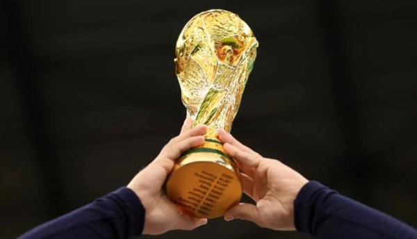 قاعدة الفيفا الأكثر غرابة من يحق له لمس كأس العالم دون قفازات قاعدة الفيفا الأكثر غرابة من يحق له لمس كأس العالم دون قفازات