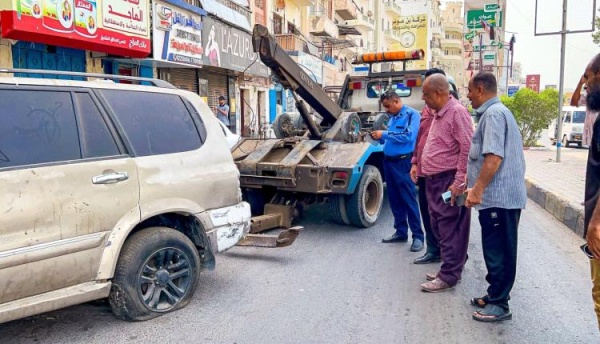 مخاوف من السيارات المتهالكة في شوارع كريتر تدفع السلطة المحلية إلى انتشالها مخاوف من السيارات المتهالكة في شوارع كريتر تدفع السلطة المحلية إلى انتشالها