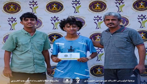 ميناء الزيت يكتسح شهداء القلوعة برباعية ويتأهل في بطولة الوفاء لشهداء الجنوب العربي ميناء الزيت يكتسح شهداء القلوعة برباعية ويتأهل في بطولة الوفاء لشهداء الجنوب العربي