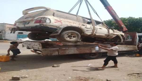 صور حملة في دارسعد بعدن لرفع المركبات المتهالكة وإزالة التعديات من الشوارع صور حملة في دارسعد بعدن لرفع المركبات المتهالكة وإزالة التعديات من الشوارع