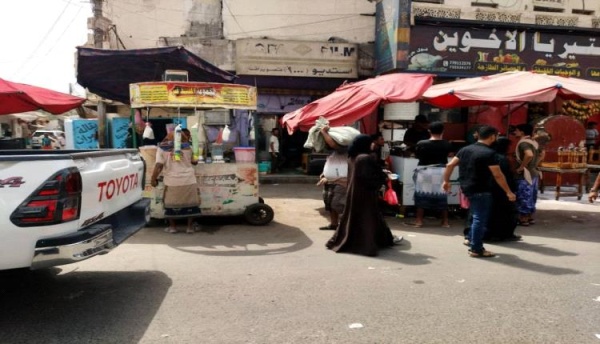 فوضى البسطات أمام الشفاء التخصصي بخورمكسر تعرقل وصول المرضى والإسعاف وإدارة المستوصف تطالب بتدخل عاجل فوضى البسطات أمام الشفاء التخصصي بخورمكسر تعرقل وصول المرضى والإسعاف وإدارة المستوصف تطالب بتدخل عاجل
