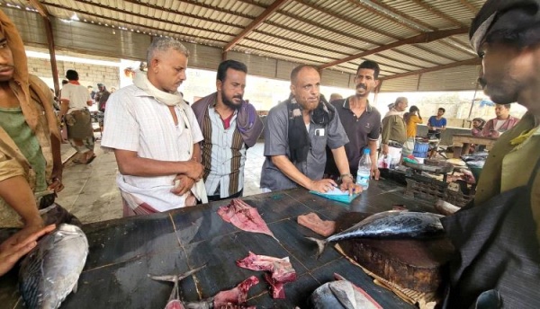 لحج الصناعة والتجارة بطور الباحة ي شدد الرقابة على سوق الأسماك ويحذر المتلاعبين