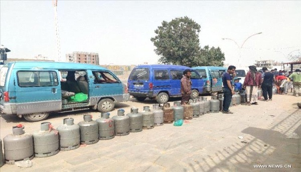 مواطنو عدن يطالبون الحكومة بالتدخل العاجل لإنقاذهم من أزمة الغاز مواطنو عدن يطالبون الحكومة بالتدخل العاجل لإنقاذهم من أزمة الغاز