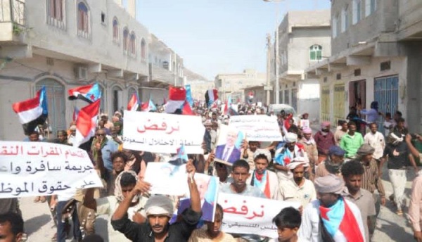 مسيرة حاشدة في سقطرى تؤكد التمسك بالقرار الجنوبي وترفض الوصاية مسيرة حاشدة في سقطرى تؤكد التمسك بالقرار الجنوبي وترفض الوصاية