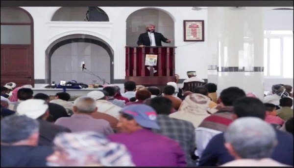 محافظ أبين يؤم المصلين وي لقي خطبة الجمعة في مسجد السورق بمنطقة العرقة يافع محافظ أبين يؤم المصلين وي لقي خطبة الجمعة في مسجد السورق بمنطقة العرقة يافع