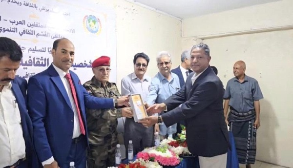 الإتحـاد السويـدي للثقافة يكـرم الشيـخ محسـن القشـم ابو مطهر بدرع الثقافة العربية