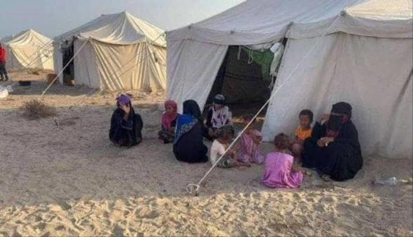 نازحو المنازل في عدن يشكون إقصاءهم من الإغاثة ومدير الوحدة التنفيذية للنازحين كشوفاتهم قيد التجهيز