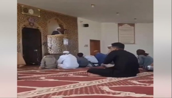 مساجد الحجرية بالتربة تلتهمها الفراغات صمت المصلين يفضح مشروع الدمار الحوثي مساجد الحجرية بالتربة تلتهمها الفراغات صمت المصلين يفضح مشروع الدمار الحوثي