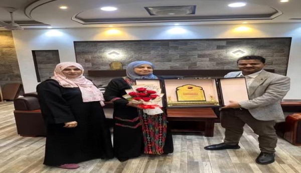 مدير عام الشيخ عثمان يكر م مديرة التربية والتعليم تقدير ا لجهودها مدير عام الشيخ عثمان يكر م مديرة التربية والتعليم تقدير ا لجهودها