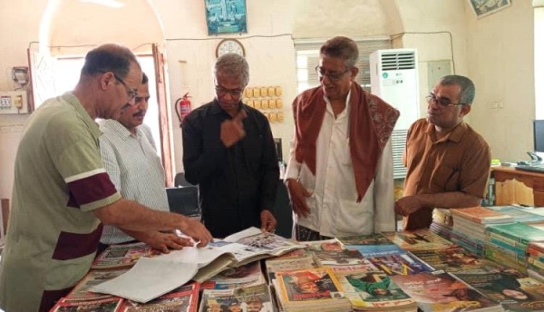 شراكة التنوير بالمكلا مؤسسة آفاق وطن ت عيد الدفء لرفوف المكتبة السلطانية