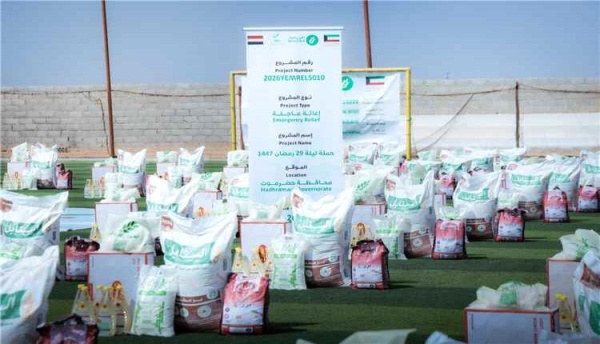 مؤسسة نهد الكويتية توزع سلال غذائية وحقائب إيوائية للنازحين في حضرموت
