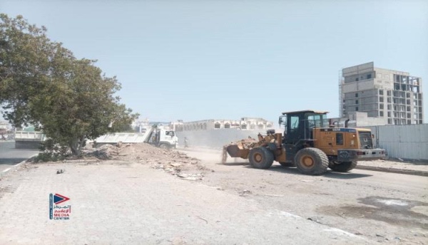 خلال إشرافه على أعمال رفع أكوام الأتربة والمخلفات الصلبة الزهري يشيد بجهود صندوق النظافة والتحسين في خورمكسر خلال إشرافه على أعمال رفع أكوام الأتربة والمخلفات الصلبة الزهري يشيد بجهود صندوق النظافة والتحسين في خورمكسر