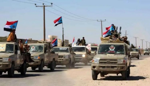 مصادر ميدانية هجوم واسع للعمالقة الجنوبية على مواقع الحوثيين في باب المندب