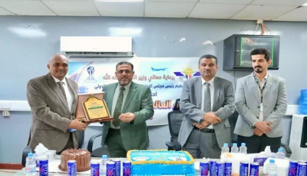 مطار عدن الدولي يكر م مراقبيه الجويين تقدير ا لجهودهم في تأمين سلامة الملاحة الجوية