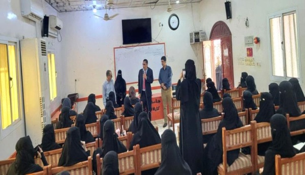 كلية اللغات بجامعة عدن تؤهل طلابها عملي ا لاقتحام سوق التجارة الدولية