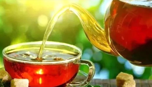 يقلل خطر الإصابة بأمراض القلب فوائد الشاي للجسم