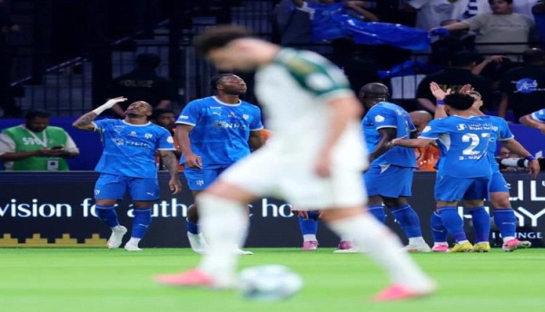 الهلال يستعرض بثلاثية في شباك الأهلي ويتصدر الدوري الهلال يستعرض بثلاثية في شباك الأهلي ويتصدر الدوري