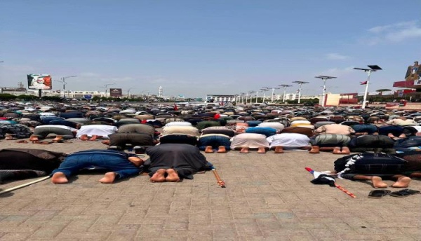 آلاف من منتسبي الجيش الجنوبي يؤدون صلاة الظهر في الساحة احتفاء بذكرى التأسيس آلاف من منتسبي الجيش الجنوبي يؤدون صلاة الظهر في الساحة احتفاء بذكرى التأسيس