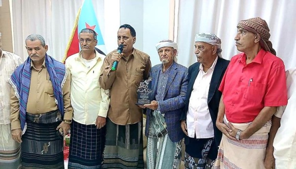 الشيخ النقيب يكرم العميد د المعطري وعدد من رجال الجيش الجنوبي بدرع الوفاء