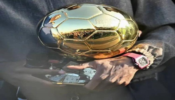 من يستحق التتويج بالكرة الذهبية 2026 هنري يجيب