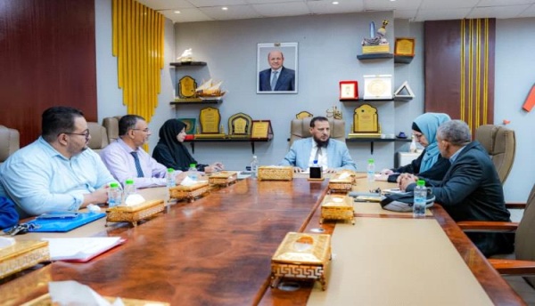 جرحى الجبهات في صدارة مباحثات محافظ عدن مع الصليب الأحمر
