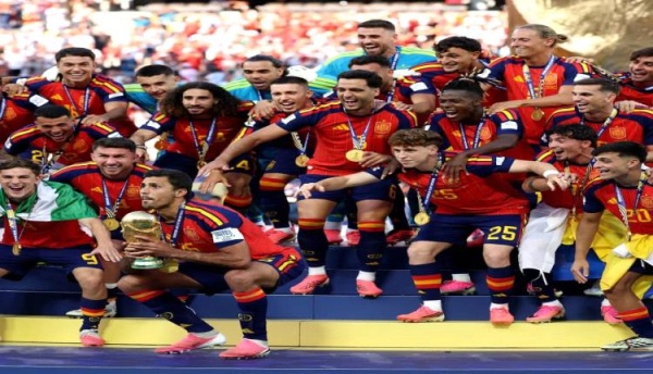مكافأة المونديال نجم إسبانيا يتنازل عن مليون يورو لموظفي الاتحاد مكافأة المونديال نجم إسبانيا يتنازل عن مليون يورو لموظفي الاتحاد