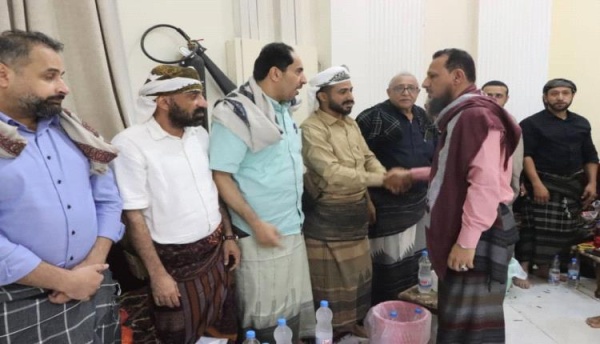 محافظ العاصمة عدن يؤدي واجب العزاء لأسرة العميد المناضل محمد علي مهدي سقراط