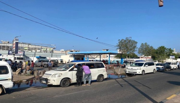 شاب عدني يخرج عن صمته الشباب بين طوابير الغاز والجبهات شاب عدني يخرج عن صمته الشباب بين طوابير الغاز والجبهات