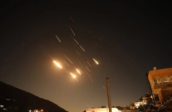 القناة 12 العبرية حتى الآن أطلقت إيران نحو إسرائيل بين 22 و24 صاروخا فيما أطلق الحوثيون صاروخين وتشارك الولايات المتحدة في عمليات اعتراض الصواريخ
