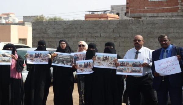 محامو عدن ينظمون وقفة احتجاجية تنديد ا بتصرفات تعسفية تطالهم أثناء أداء مهامهم محامو عدن ينظمون وقفة احتجاجية تنديد ا بتصرفات تعسفية تطالهم أثناء أداء مهامهم
