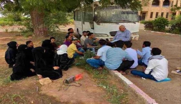 تربوي عدني يستعرض معاناة الاهالي جراء انقطاع الكهرباء ويضع حلا منطقيا