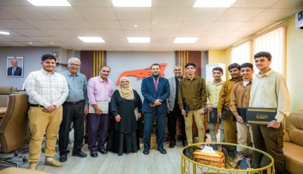 المحافظ عبد الرحمن شيخ يكر م طلاب ثانوية خليفة الفائزين بالمسابقة الفكرية على مستوى مدارس العاصمة
