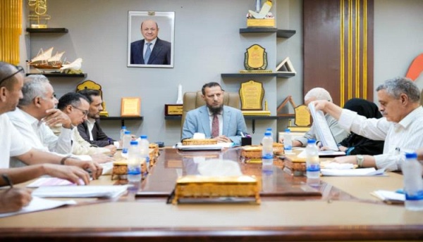 المحافظ شيخ يرأس اجتماعا لمناقشة عدد من المشاريع في قطاعات المياه والأشغال والكهرباء وتطوير الجانبين المالي والإداري
