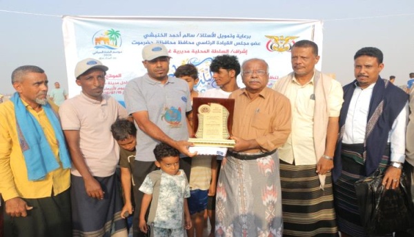 تقديرا لبطولته في إنقاذ غريق مجلس المستقبل الجنوبي بحضرموت يكر م المتطوع محمد حسن دحدح تقديرا لبطولته في إنقاذ غريق مجلس المستقبل الجنوبي بحضرموت يكر م المتطوع محمد حسن دحدح