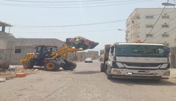 مدير عام خورمكسر يتابع أعمال رفع الأتربة المحاذية لمطار عدن الدولي ويطلع على سير حملة النظافة اليومية