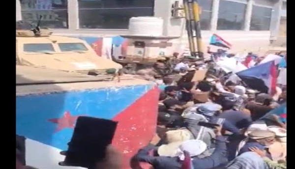 تظاهرات أمام مقر الحكومة في معاشيق تأييد ا للمجلس الانتقالي الجنوبي ورفض ا للوصاية